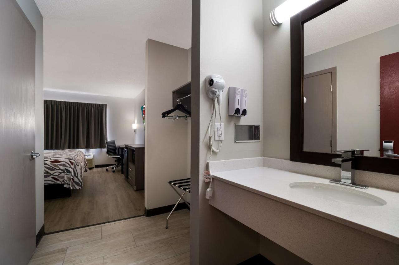 Super 8 By Wyndham Marston Motel Екстериор снимка