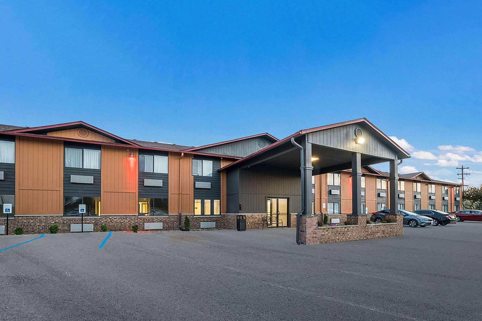 Super 8 By Wyndham Marston Motel Екстериор снимка
